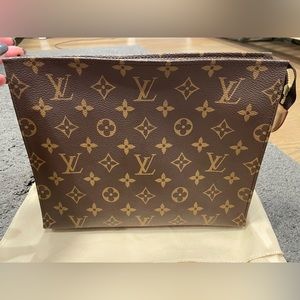 Louis Vuitton Toiletry 26 monogram pouch